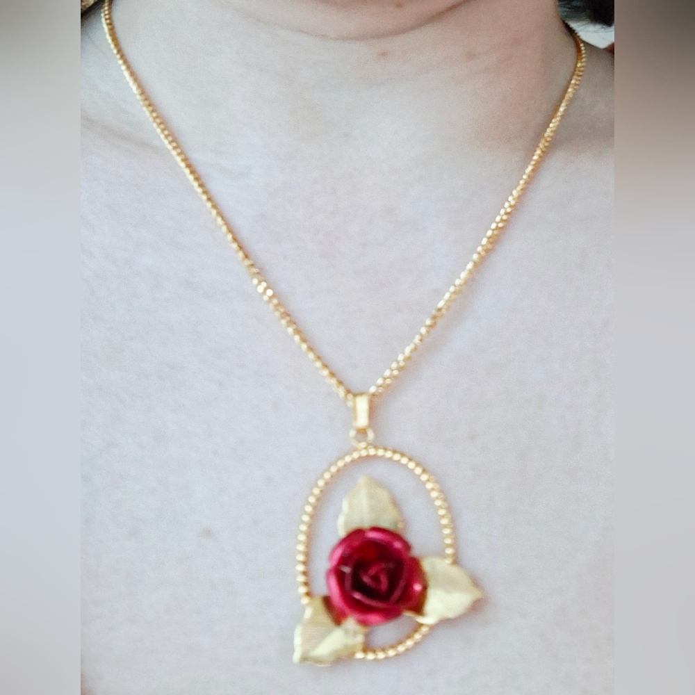 Vintage 80s 🌹✨️Gold and Red Rose Pendant Necklace
